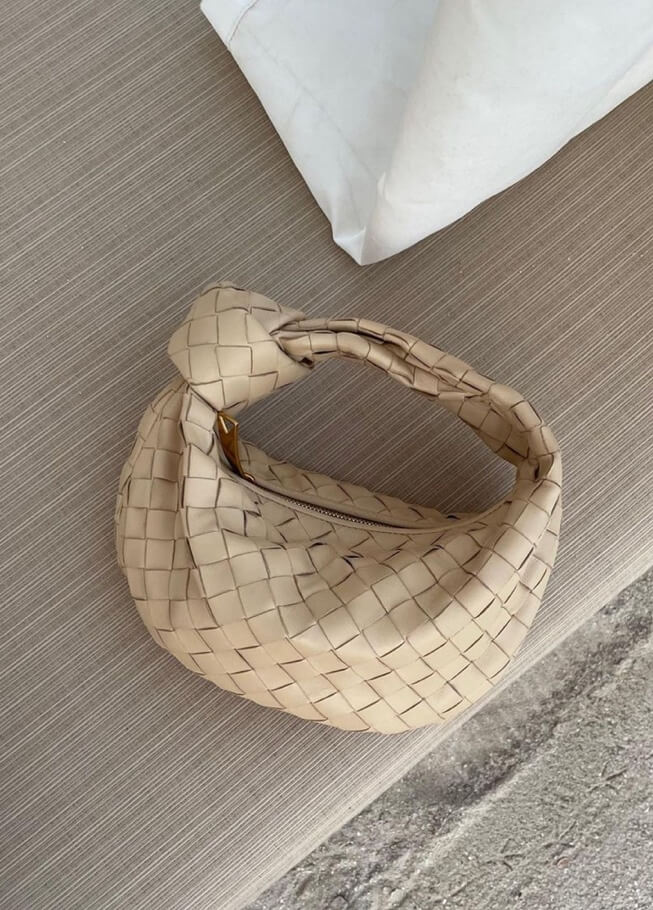 Elegant Damväska Satchel i Syntetiskt Läder med Filigree Detaljer – Svart, Justerbar Axelrem, Perfekt för Vardag och Fritid 13