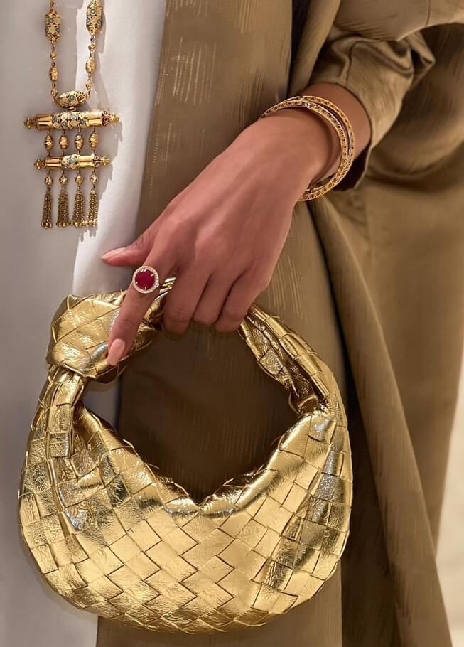 Elegant Damväska Satchel i Syntetiskt Läder med Filigree Detaljer – Svart, Justerbar Axelrem, Perfekt för Vardag och Fritid 14