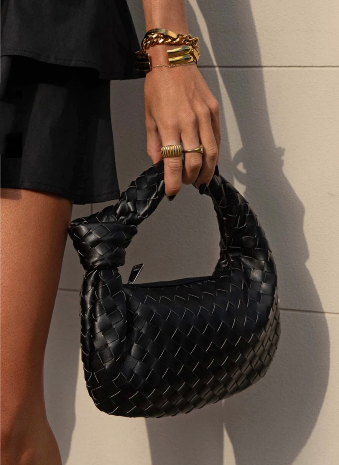 Elegant Damväska Satchel i Syntetiskt Läder med Filigree Detaljer – Svart, Justerbar Axelrem, Perfekt för Vardag och Fritid 3