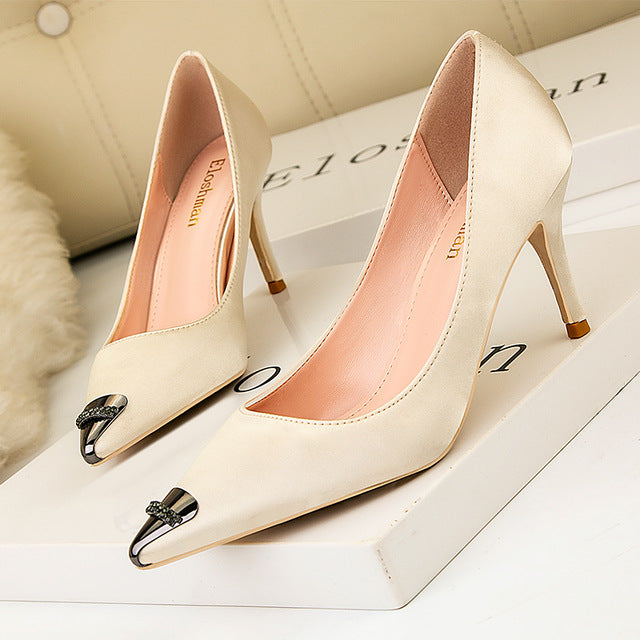 Dam Pump Skor Pekad Tå Flock med Metalldekoration-6