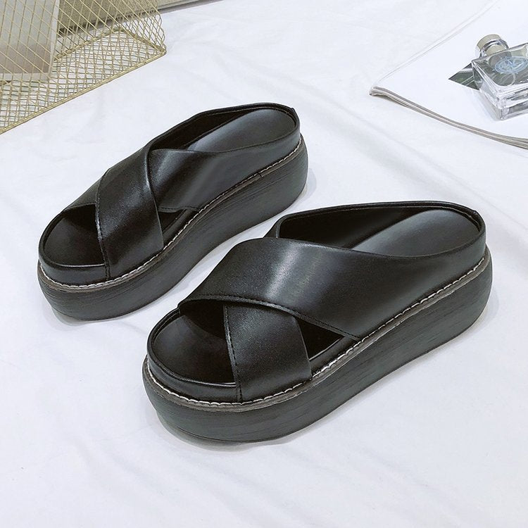 Elegante Damen Pantolette mit Überkreuz-Design aus Leder und Komfortabler Platåssohle – Schwarz, 3 cm Höhe 8