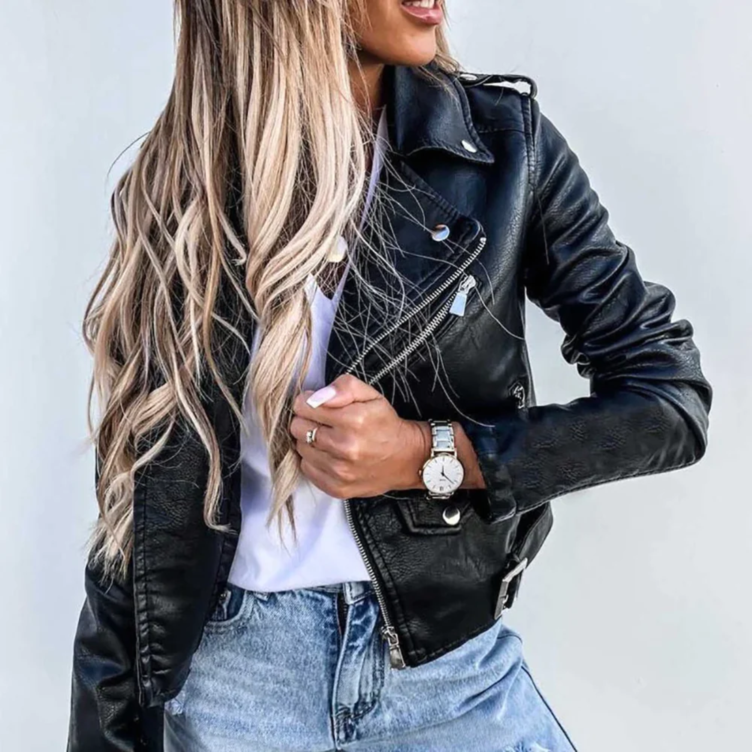 Bikerjacka Dam i Syntetiskt Läder med Ståkrage och Dragkedja – Elegant och Trendig Design 4