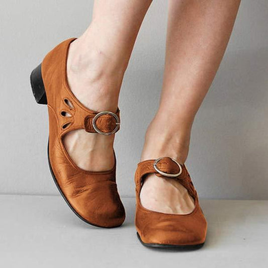 Damen Sandalen aus Leder mit Niedrigem Keilabsatz und Schnallen – Monochrom, Komfortabel und Elegant 1