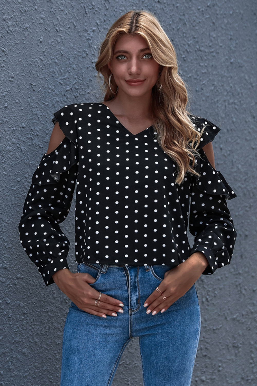 V-ringad Blus Dam med Volanger och Långa Ärmar i Polyester – Vit, Svart eller Röd Blus 3