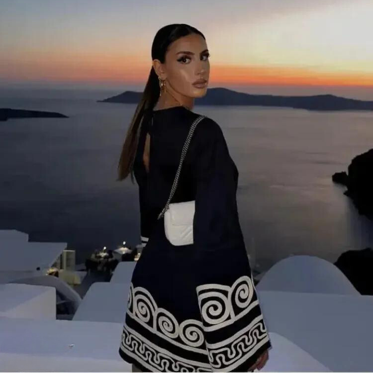 Långärmad Klänning med Handbroderi för Kvinna – Högkvalitativt Tyg för Fest och Bröllop 1