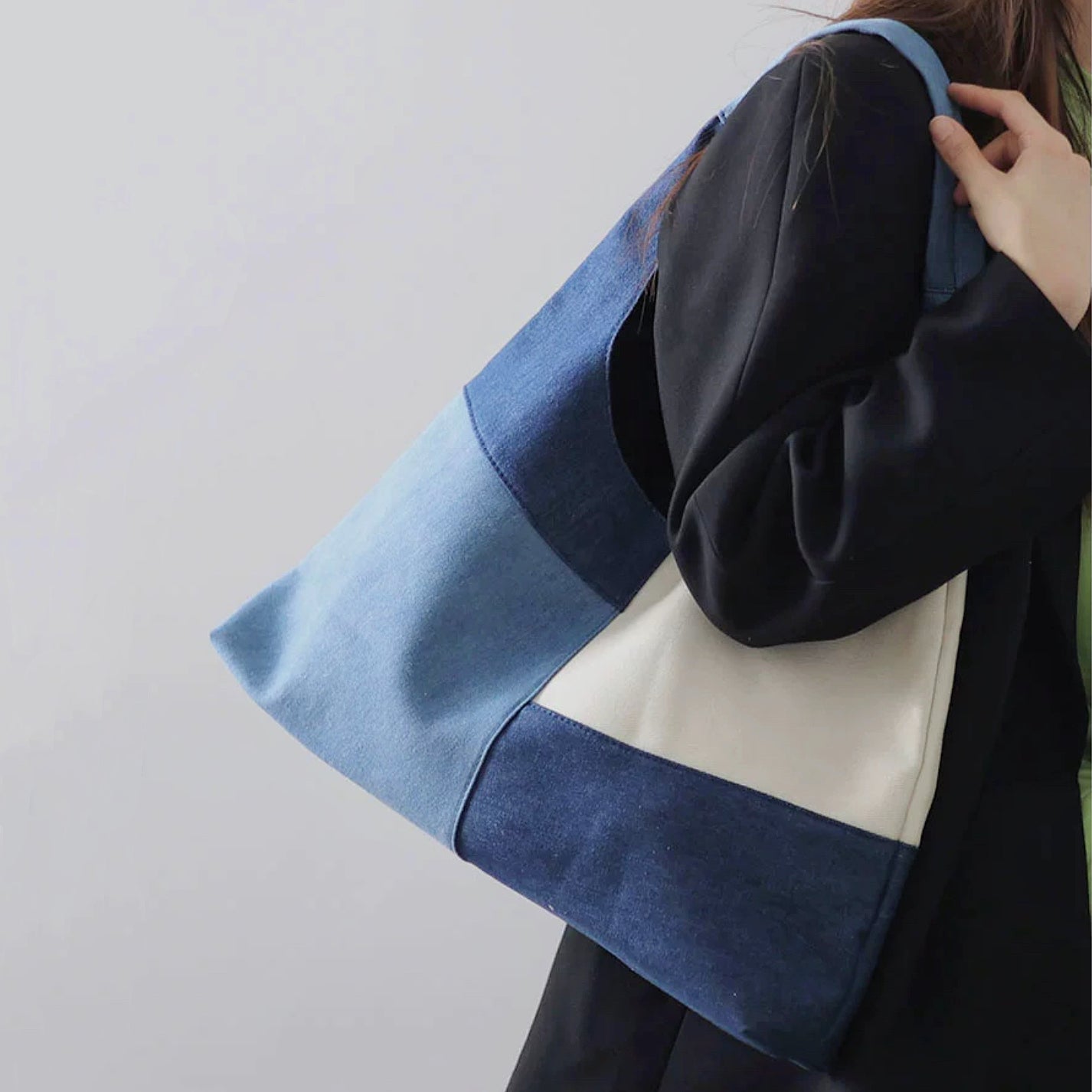 Rymlig Denim Shoppingväska för Dam med Patchwork-design och Axelrem – Praktisk och Stilren 4