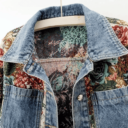Blommönstrad Denimjacka för Kvinnor i Wolff-Fabric med Traditionell Krage och Praktiska Fickor 3