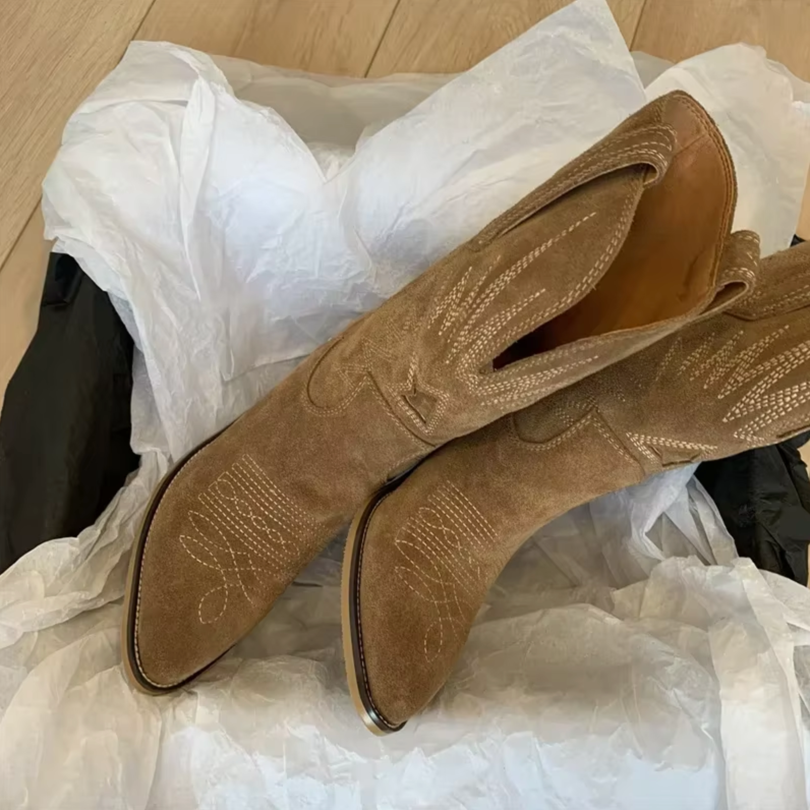 Kvinnors Handgjorda Stövlar i Äkta Läder med Broderier och Spetsigt Tåområde – Naturligt Läder, Måttlig Häl 2