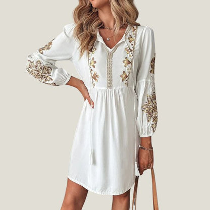 Vit Långärmad Klänning med Broderi och Spets – Långklänning Dam i Mjuk Polyester för Avslappnade Tillfällen 3