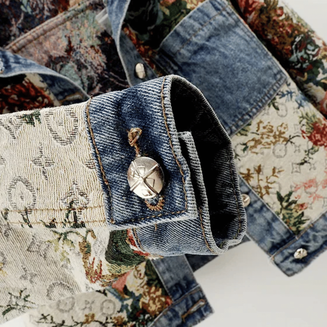 Blommönstrad Denimjacka för Kvinnor i Wolff-Fabric med Traditionell Krage och Praktiska Fickor 4