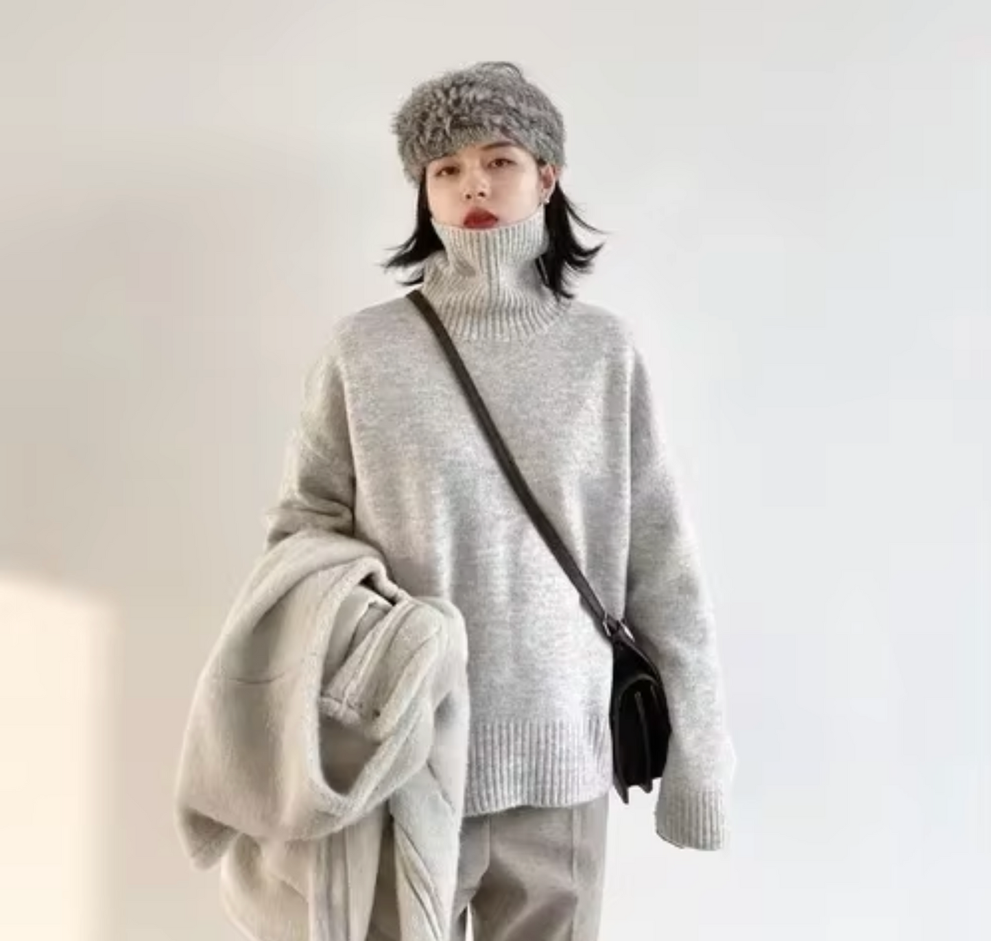 Stickad Dam Turtleneck Tröja i Mjuk Bomull – Monokrom Design med Bred Passform för Höst och Vinter 4