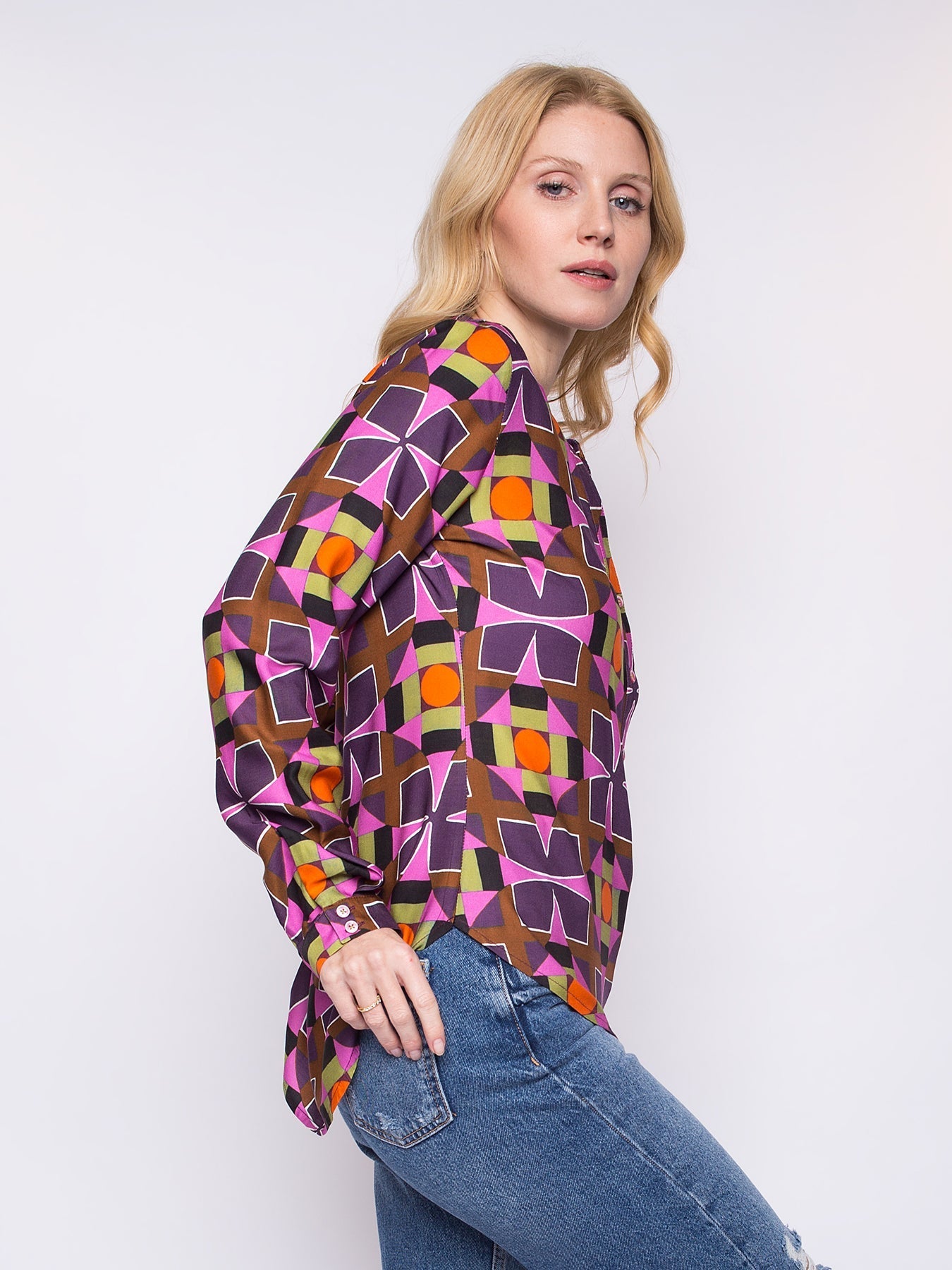 Dam Blus Multi Geometrisk Viskos Satin med V-Cutout och Ståkrage-2