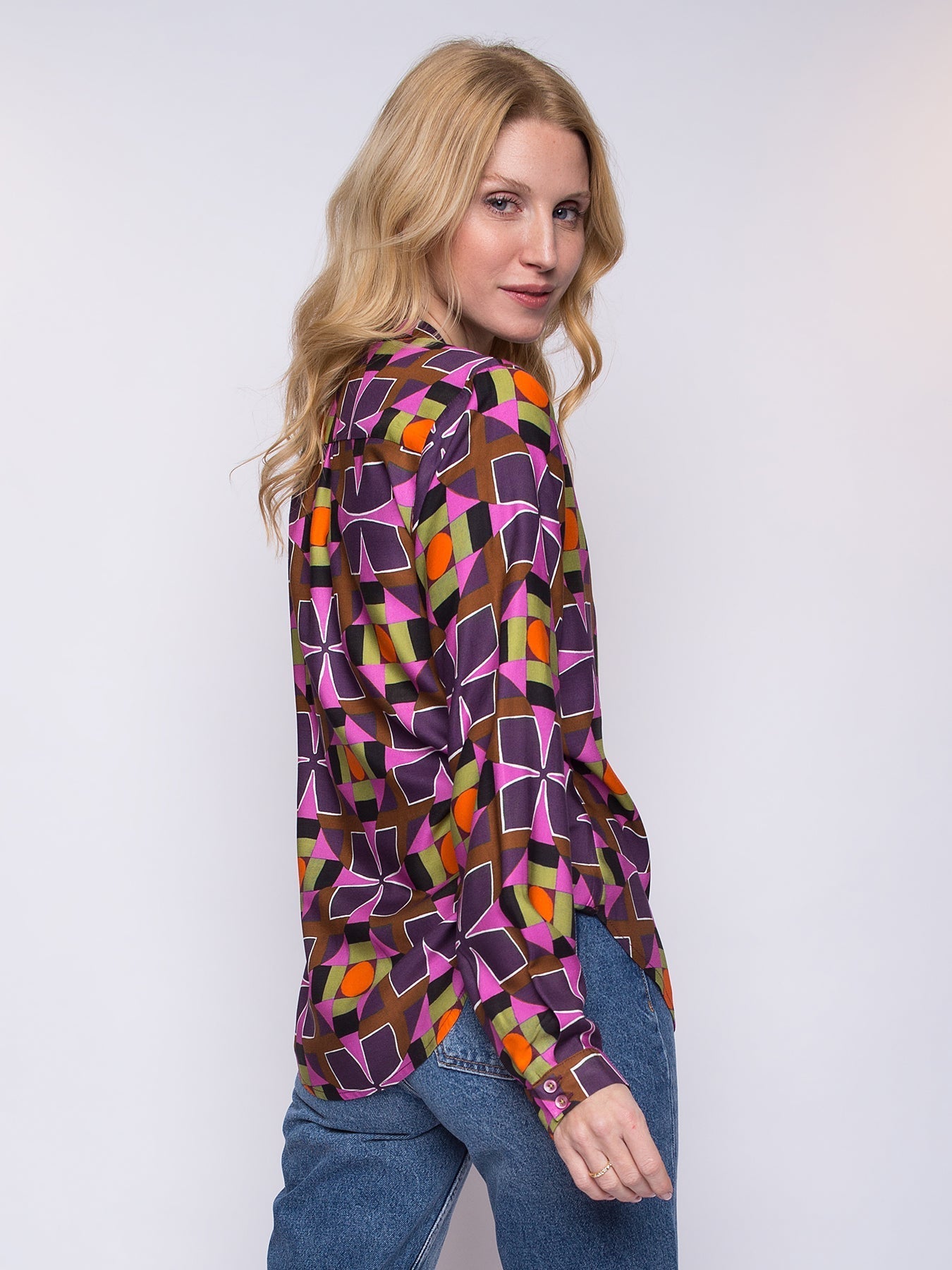 Dam Blus Multi Geometrisk Viskos Satin med V-Cutout och Ståkrage-3