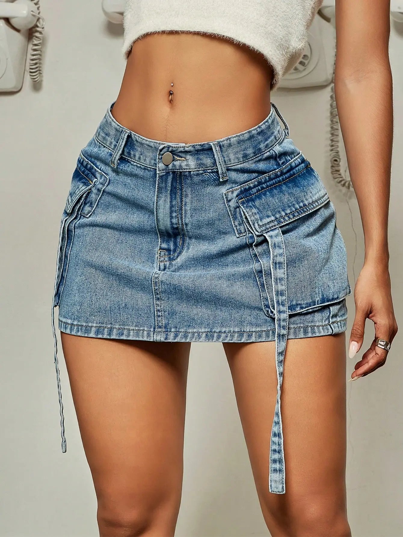 Slim Fit Denim Mini Kjol för Dam med Klafffickor – Trendig och Hållbar Design 3