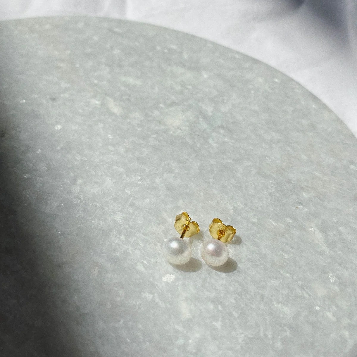 Perlenohrringe aus 925 Sterling Silber mit 18 Karat Gold - Elegante Ohrstecker mit Süsswasserperlen für Frauen 4