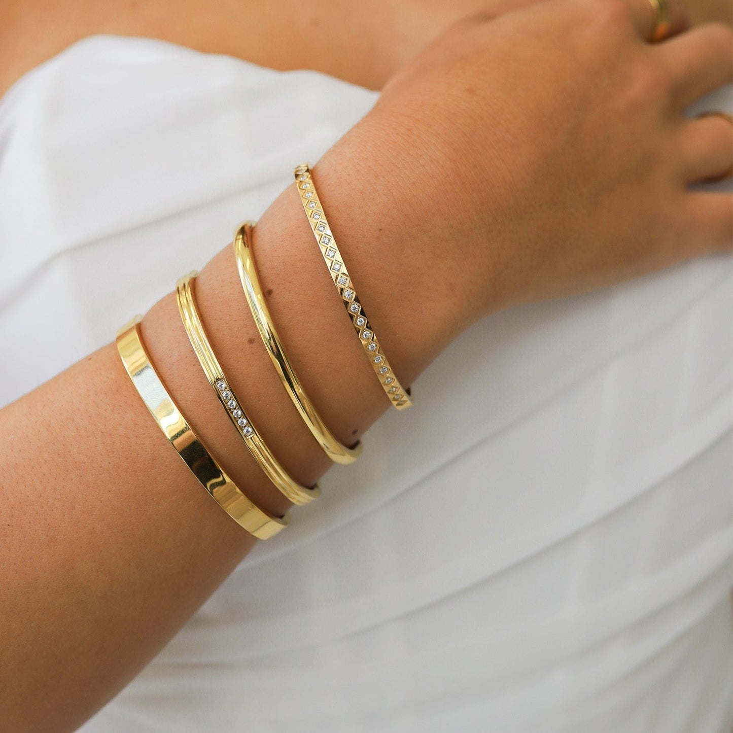 Kvinnors Guld Armband med Kristaller Elegant Minimalistisk Design-4