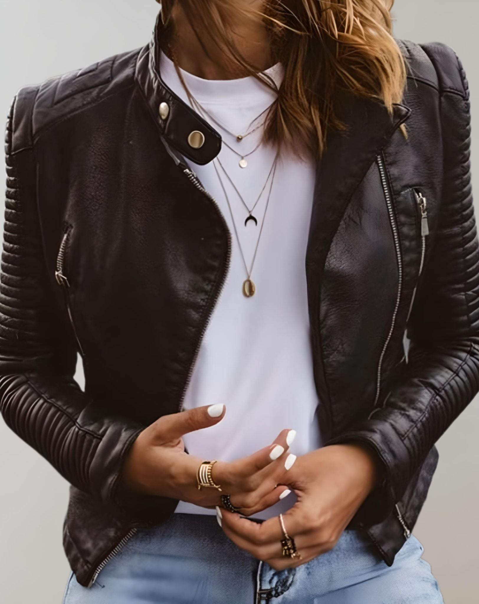 Bikerjacka Dam i Svart Läder med Quiltade Detaljer och Midjefokuserad Silhuett 1