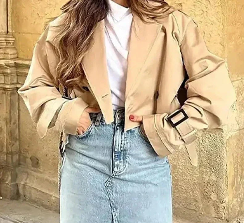 Kort Svart Kappa för Dam i Lätt Material – Stilren Trenchcoat med Knappstängning och Reversibel Krage 3