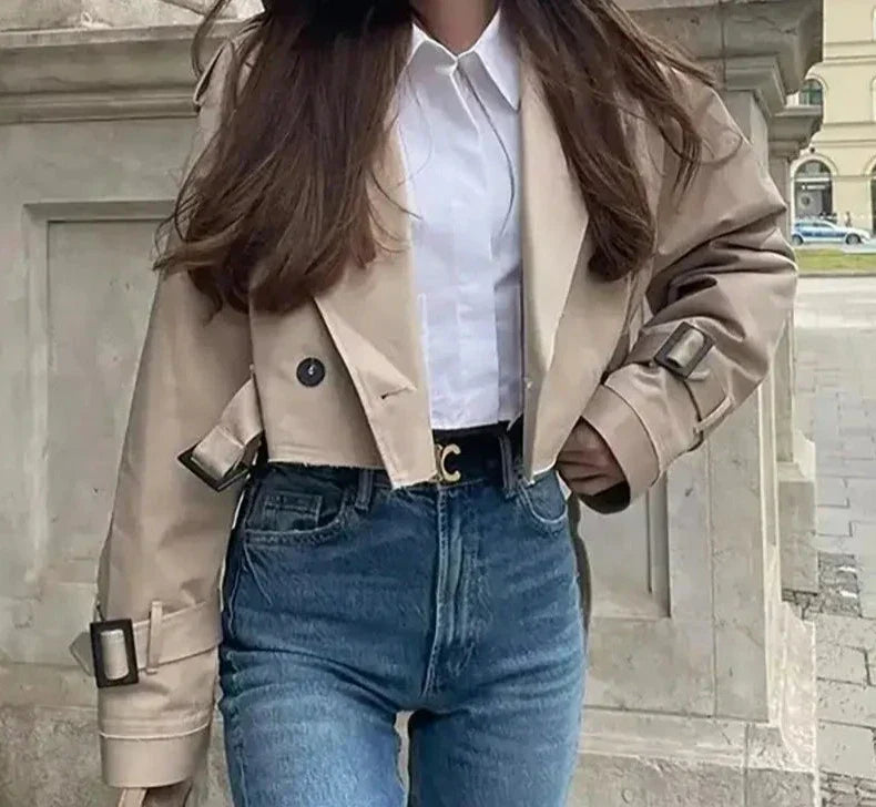 Kort Svart Kappa för Dam i Lätt Material – Stilren Trenchcoat med Knappstängning och Reversibel Krage 4