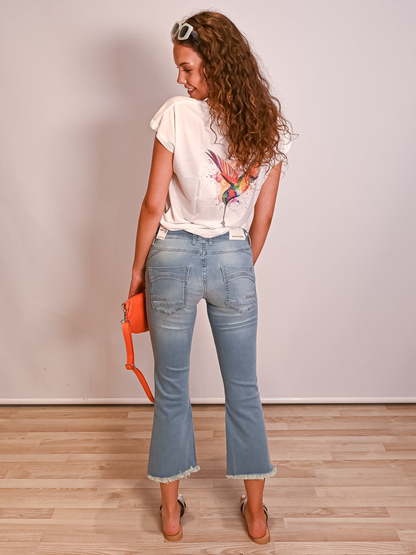 Kick Flare Jeans Dam i Hög Midja av Mjuk Bomull – Trendig Silhuett med Begagnad Look 5