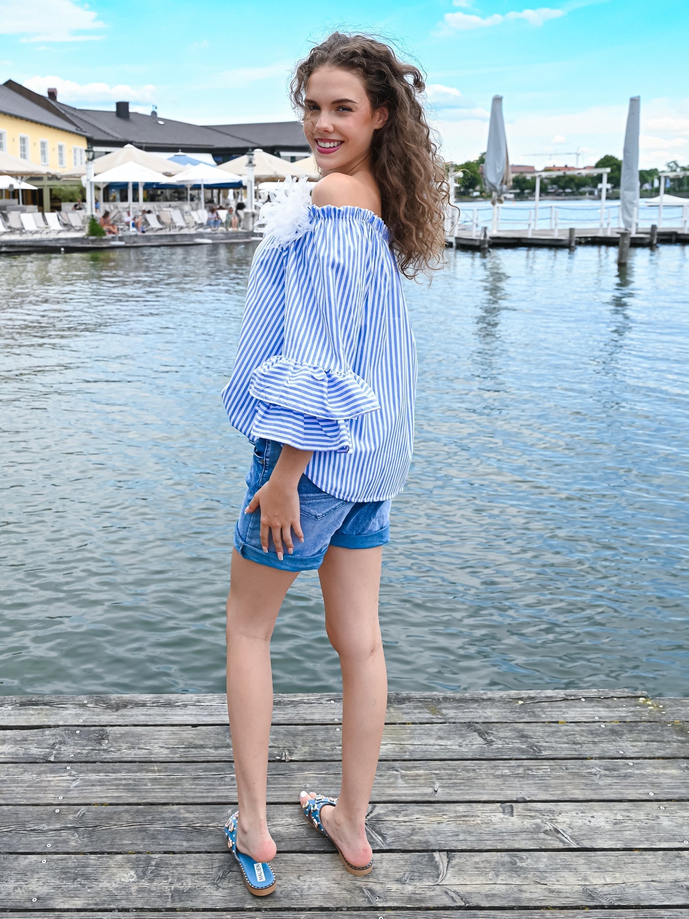 Dam Blus med Volangdetaljer - Elastisk Passform och Rundad Nederkant i 100% Polyester, Perfekt för Vardag och Fest 3