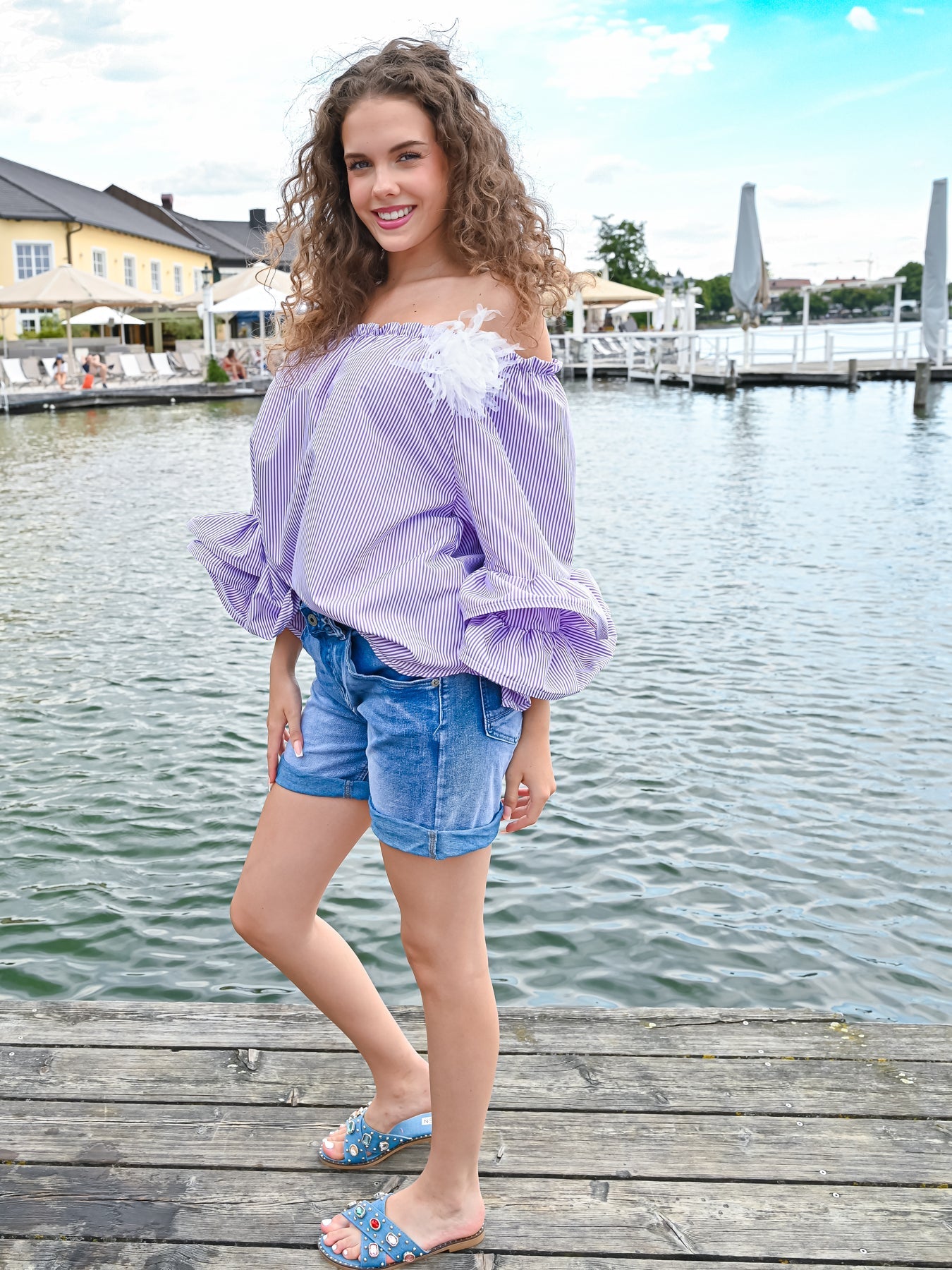 Elegant Damblus med Volang och Lila Ränder – 100% Polyester, Elastisk Passform, Rundad Nederkant 3