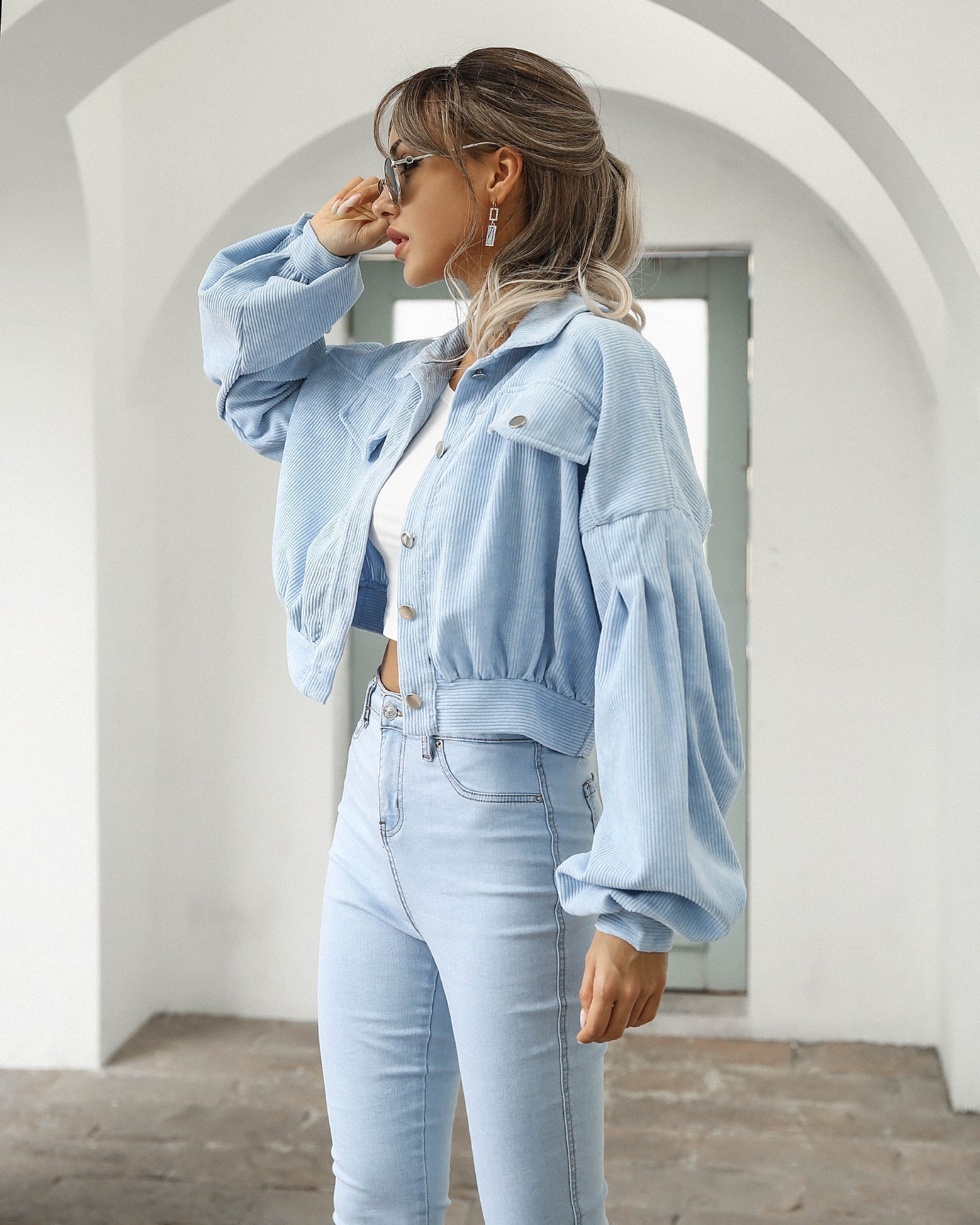 Damjacka Crop Design i Corduroy med Midjad Snitt – Vintage Stil och Bekväm Passform för Dam 4