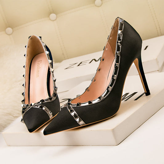 Kvinnor Höga Klackar Klassiska Satin Pumps-1