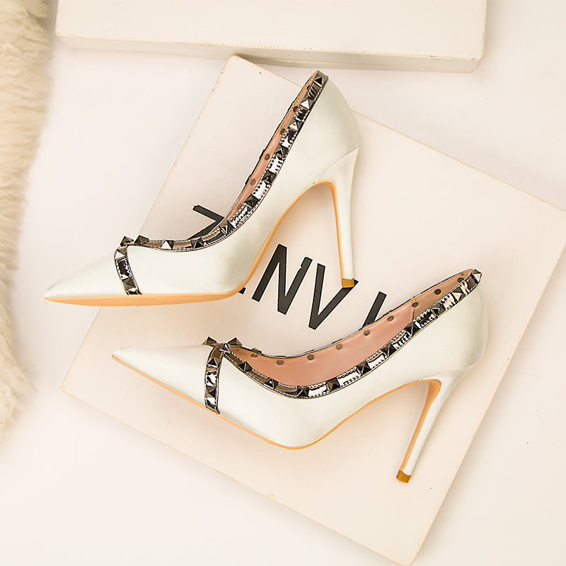 Kvinnor Höga Klackar Klassiska Satin Pumps-2