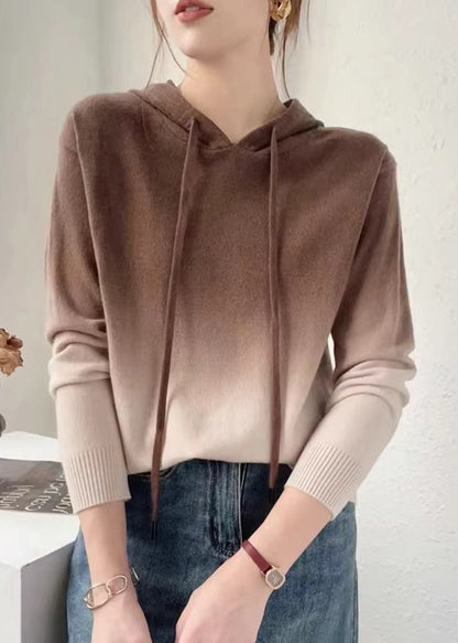 Stickad Dam Tröja med Huva i Färggradient Ull – Modern och Varm Hösttröja för Avslappnade Tillfällen 10