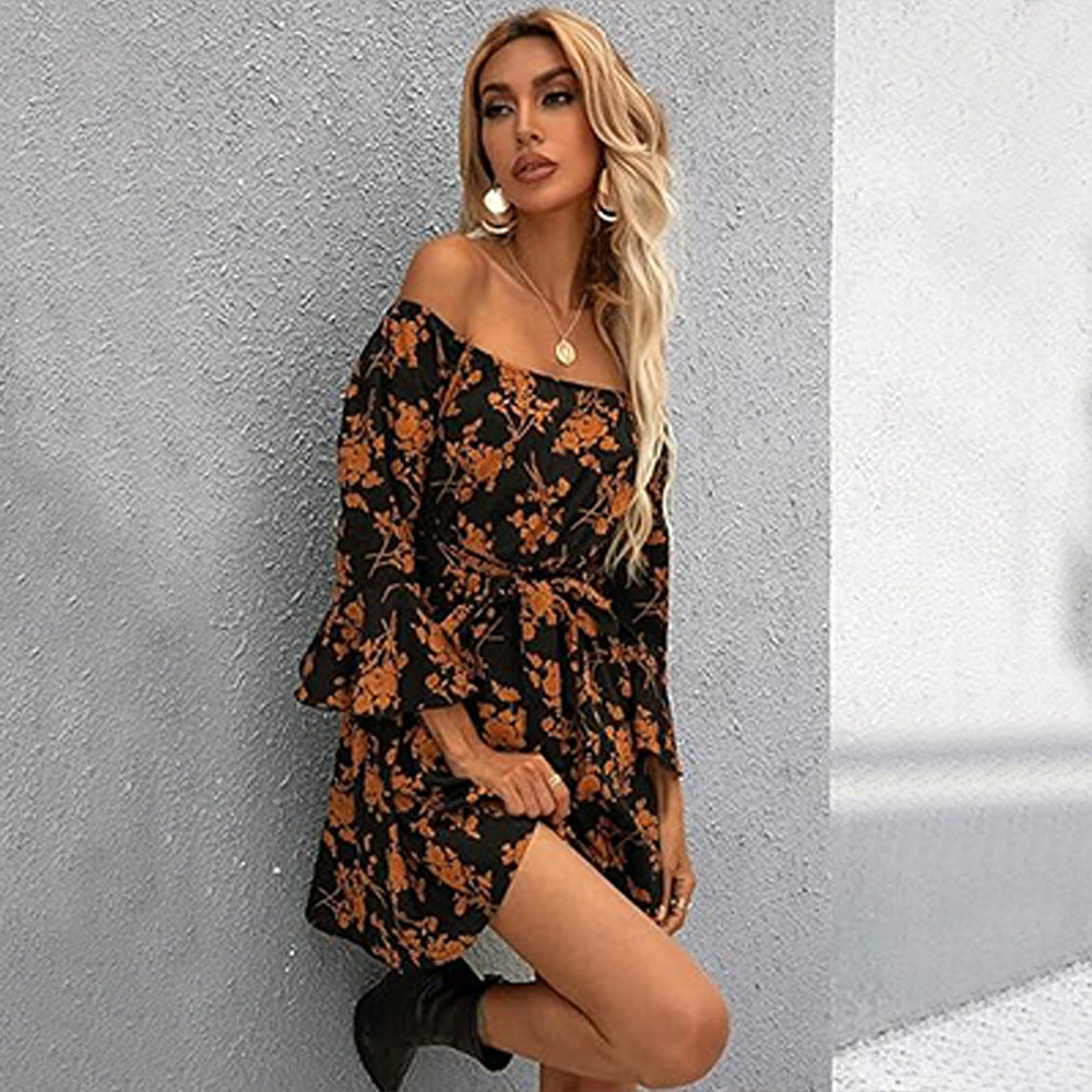 Blommig Mini Klänning för Kvinnor, Axelbandslös A-linjeformad i Svart och Orange, Klockformade Ärmar, 100% Polyester 3