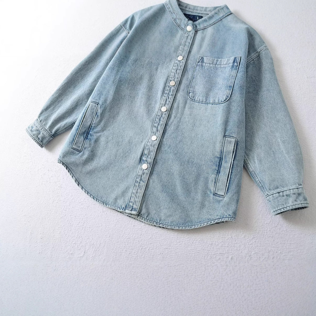 Överdimensionerad Denimjacka för Kvinnor – Högkvalitativ Denim med Fickor, Avslappnad Passform, Mångsidig Design 4