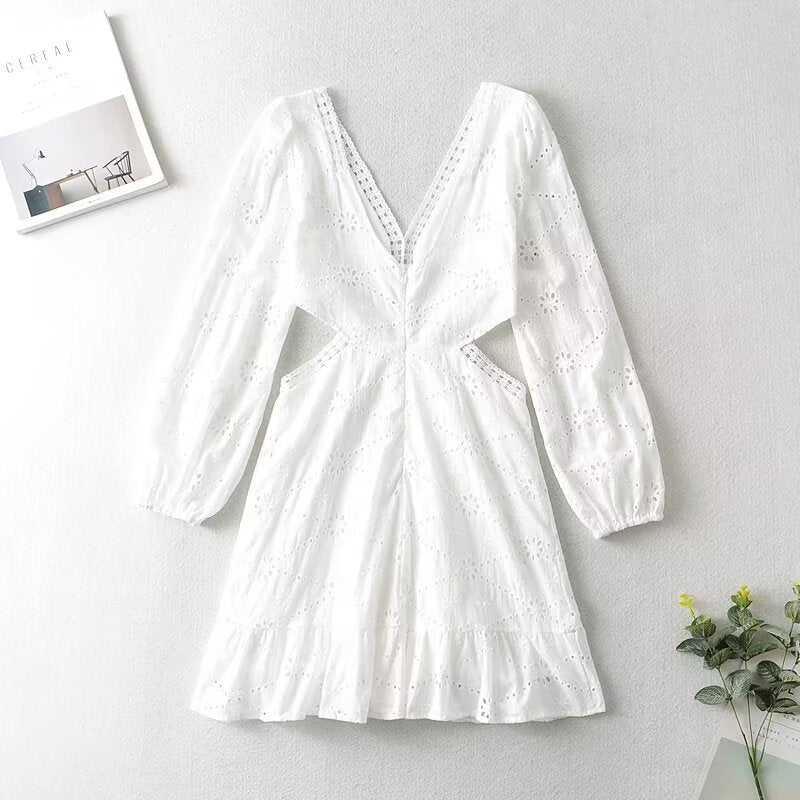 Kvinnoklänning med V-ringning och Utskurna Detaljer – Andningsbart Material, Långa Ärmar, Voluminös Kjol 1