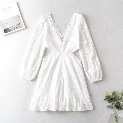 Kvinnoklänning med V-ringning och Utskurna Detaljer – Andningsbart Material, Långa Ärmar, Voluminös Kjol 1