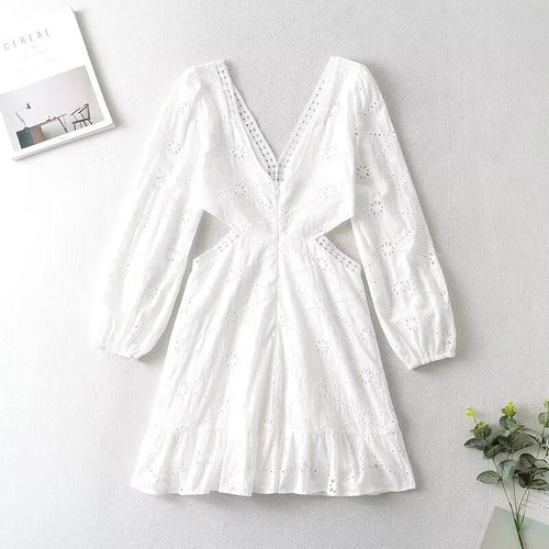 Kvinnoklänning med V-ringning och Utskurna Detaljer – Andningsbart Material, Långa Ärmar, Voluminös Kjol 1