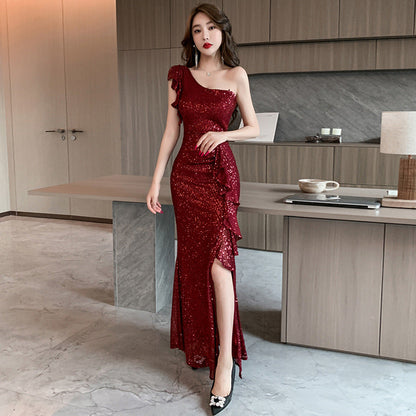 Dam Axellös Paljettklänning med Asymmetrisk Halsringning i Glittrande Material-1