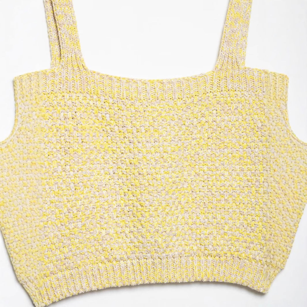 Damstickad Topp med Breda Remmar och Fint Mönster i Lätt Tyg 3