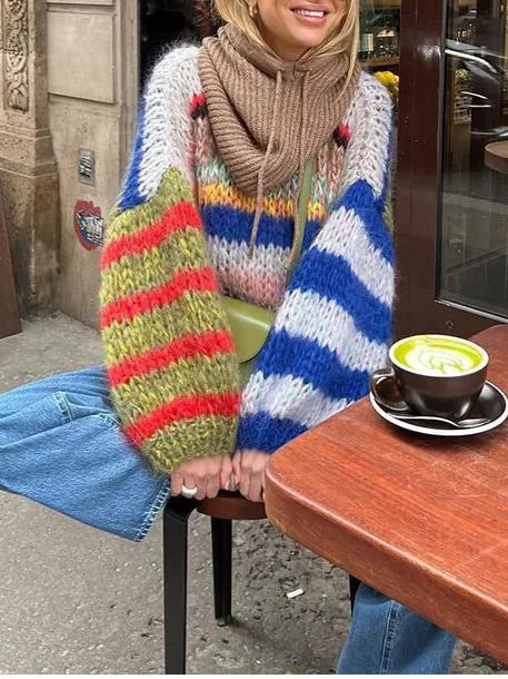 Stickad Dam Tröja i Mjuk Ull med Överdimensionerade Ärmar och Ljusa Remsor – Trendig och Bekväm för Vardag och Fest 1