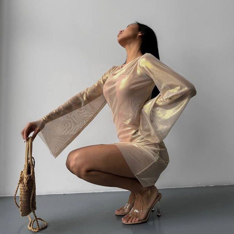 Lång Aftonklänning för Damer i Transparent Tyg med Flödande Design och Långa Ärmar – Perfekt för Festliga Tillfällen 2