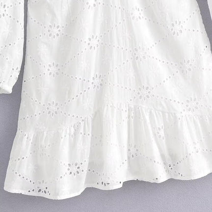 Kvinnoklänning med V-ringning och Utskurna Detaljer – Andningsbart Material, Långa Ärmar, Voluminös Kjol 4