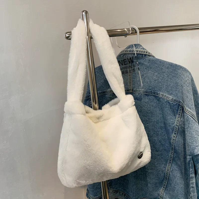 Rymlig Axelväska Dam med Rutigt Mönster i Polyester - Justerbar Axelrem och Magnetisk Stängning 10