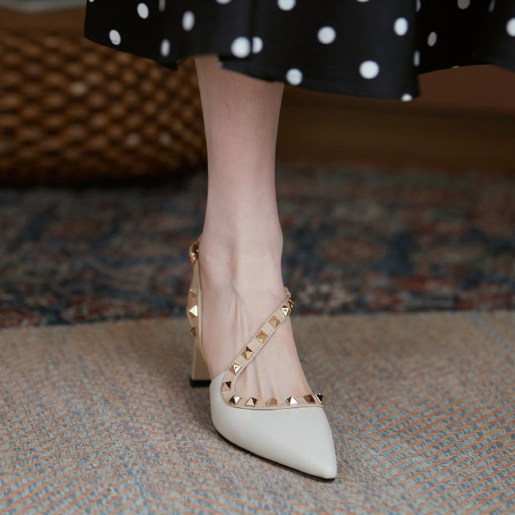 Kvinnor Slingback Skor med Nitar Glänsande Läder Blockhäl 2