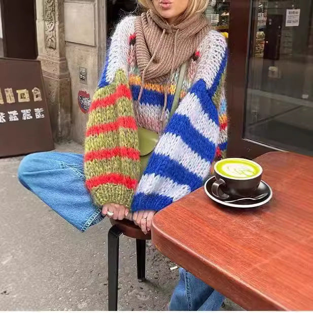 Stickad Dam Tröja i Mjuk Ull med Överdimensionerade Ärmar och Ljusa Remsor – Trendig och Bekväm för Vardag och Fest 2