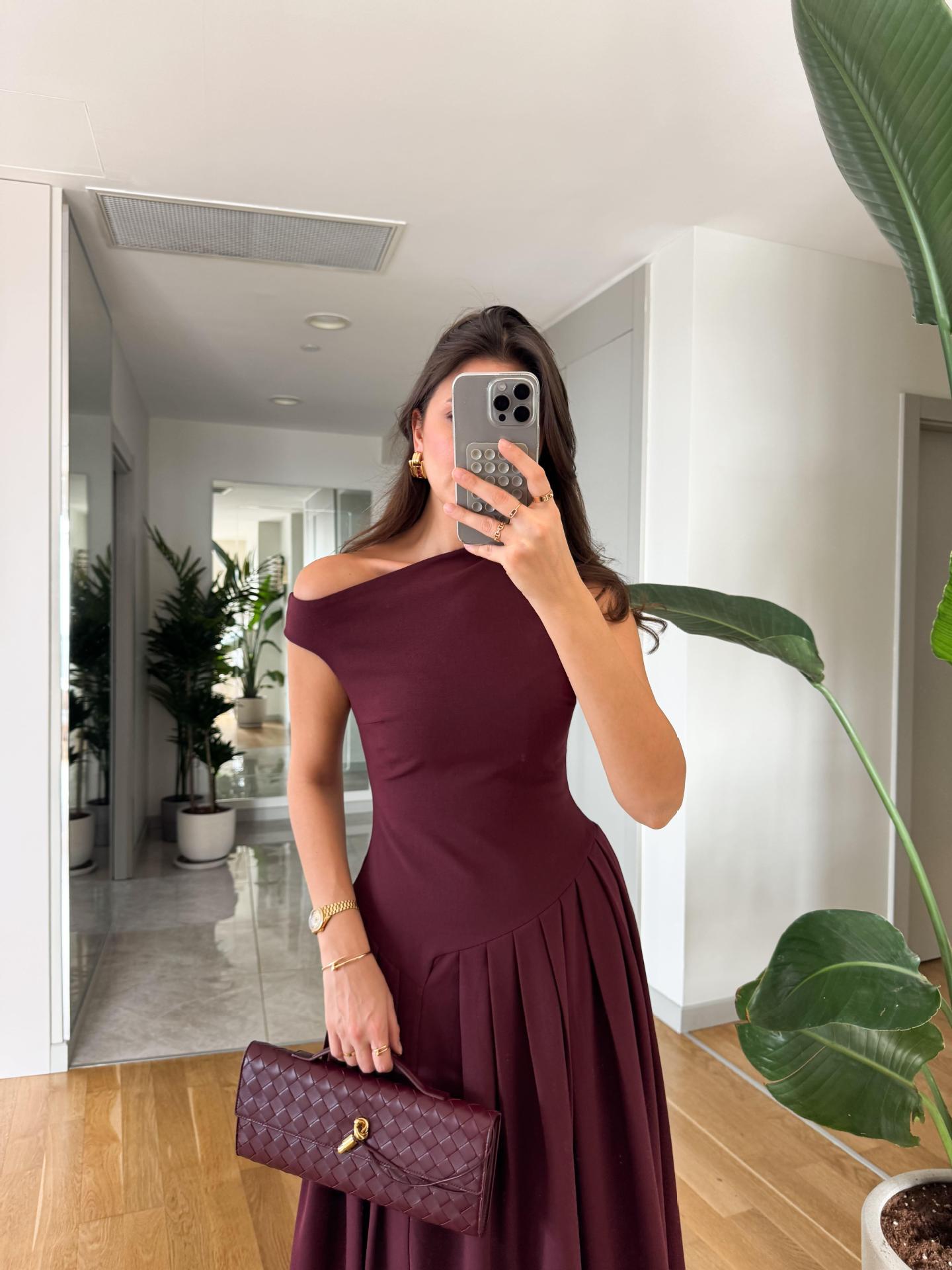 Fina Dam Klänningar Veckad Asymmetrisk Maxi Klänning i Polyester-1