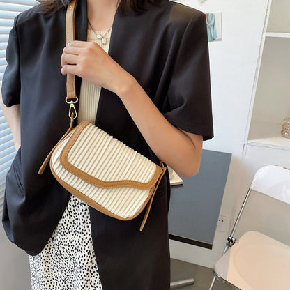 Minimalistisk Axelväska Dam i Tvåfärgad PU-Läder – Fyrkantig Design med Praktisk Sidficka 10