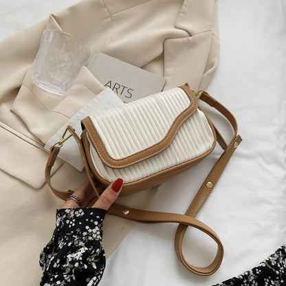 Minimalistisk Axelväska Dam i Tvåfärgad PU-Läder – Fyrkantig Design med Praktisk Sidficka 4