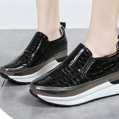 Kvinnors Sneakers Slip-On Krokodilmönster Platå Syntetisk 5