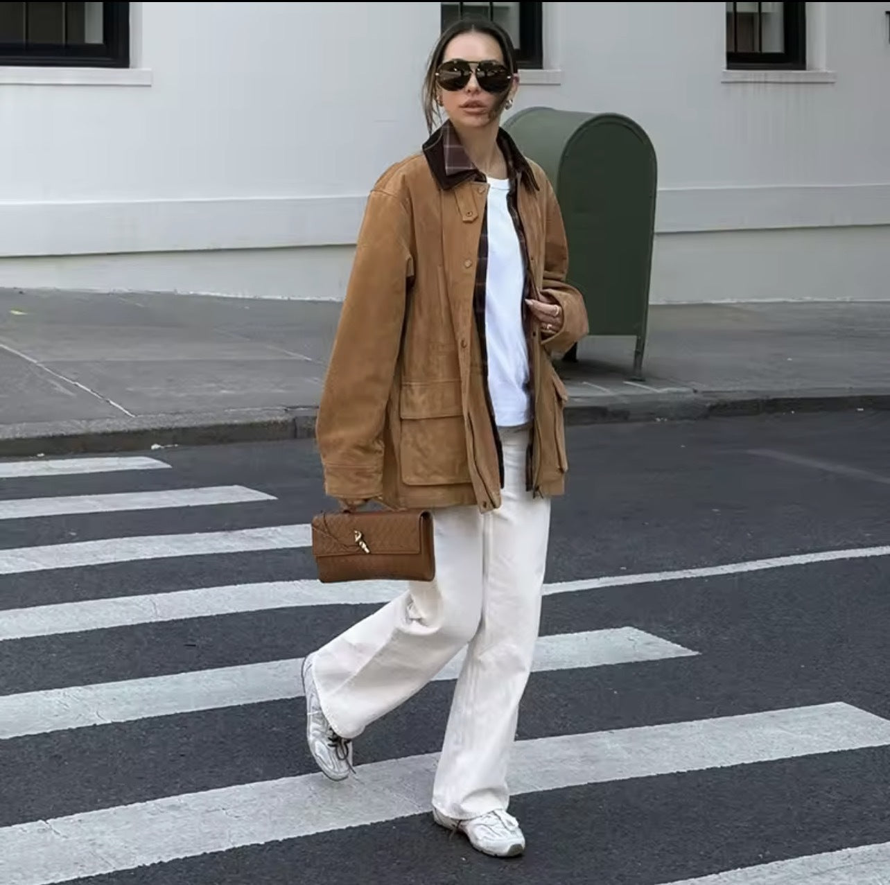 Damjacka i Mocka med Hög Krage och Praktiska Fickor - Elegant Jacka för Dam 4