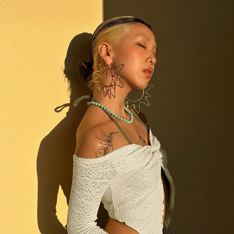 Kvinnors Off-Shoulder Festtop med Långa Ärmar och Rüsch-detaljer 3