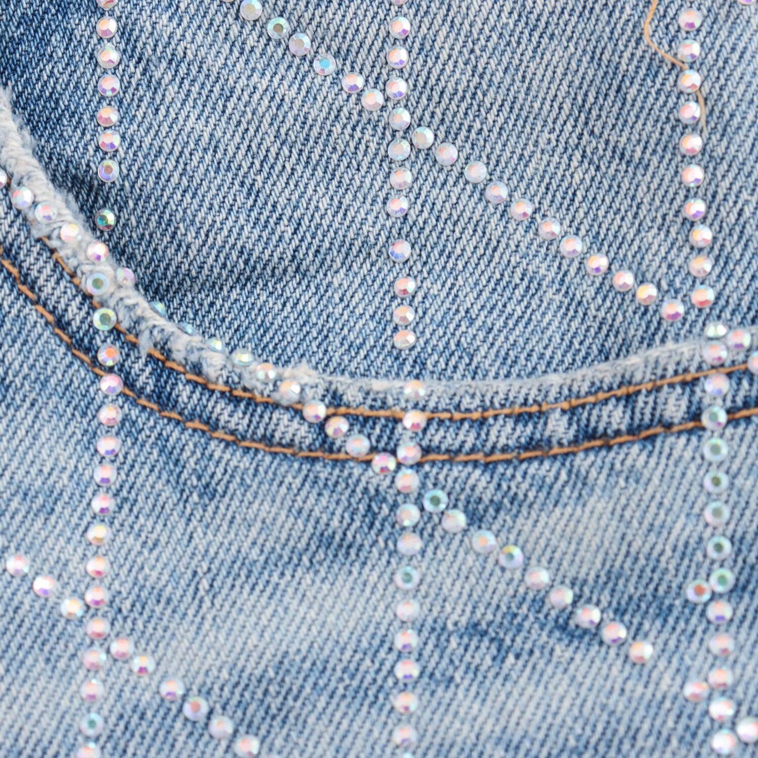 Högmidjade Denim Shorts för Kvinnor med Strassdetaljer och Trasiga Nederkanter – Komfortabel och Trendig Sommerstil 4
